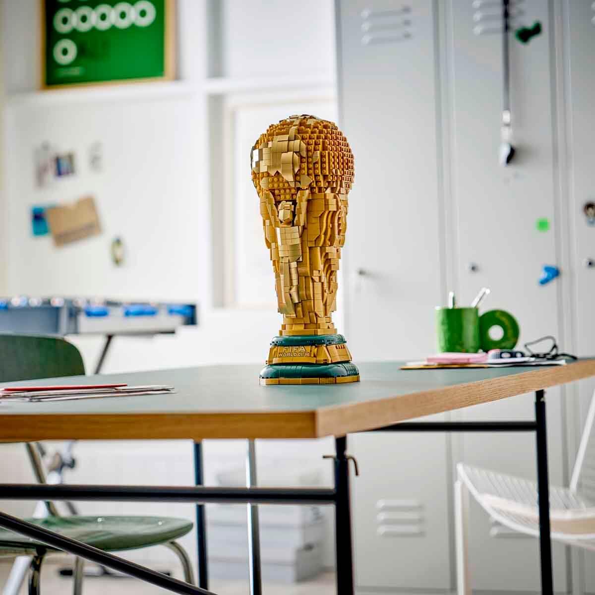 LEGO Editions Sports Offizieller Pokal der FIFA Fußball-Weltmeisterschaft - 3D DIY Modell mit sammelbarer Minifigur - Fußball Geschenk für Jungen & Mädchen ab 12 Jahren und Erwachsene Fans - 43020