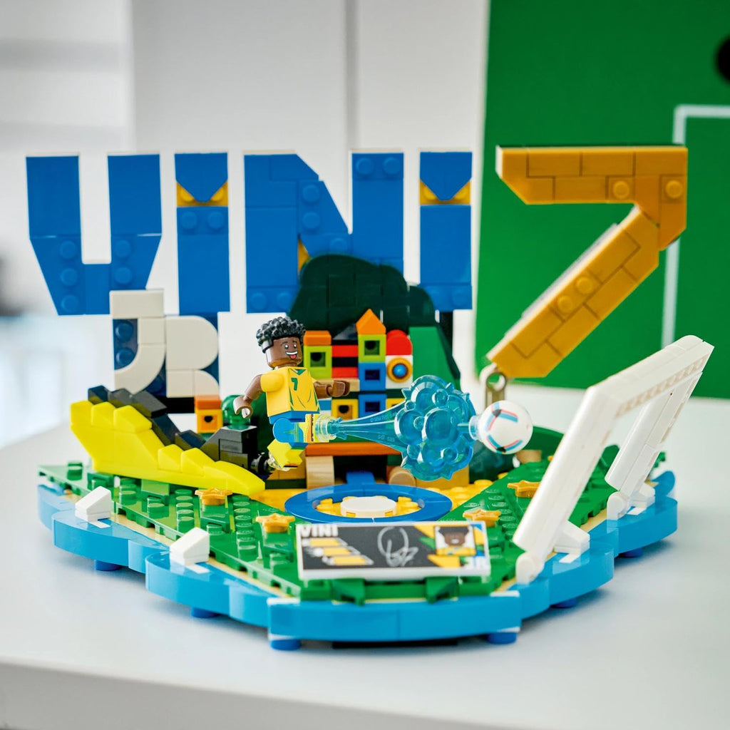 LEGO Editions Cristiano Ronaldo - Fußball-Highlights Spielzeug - 3D Modellbau mit Minifigur zum Sammeln - Kinderzimmer Deko - Geschenk für Jungen, Mädchen ab 10 Jahren und erwachsene Sportfans - 43012