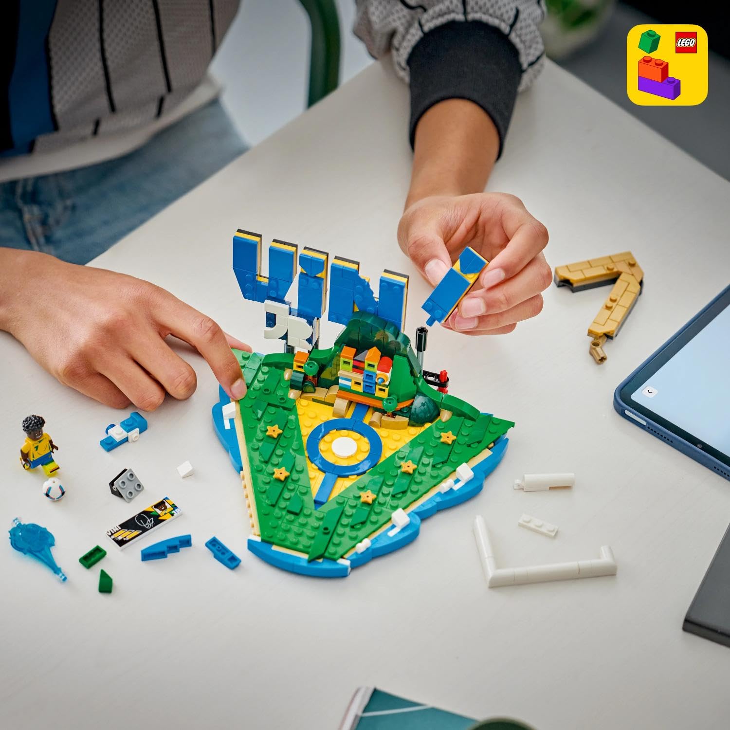 LEGO Editions Cristiano Ronaldo - Fußball-Highlights Spielzeug - 3D Modellbau mit Minifigur zum Sammeln - Kinderzimmer Deko - Geschenk für Jungen, Mädchen ab 10 Jahren und erwachsene Sportfans - 43012