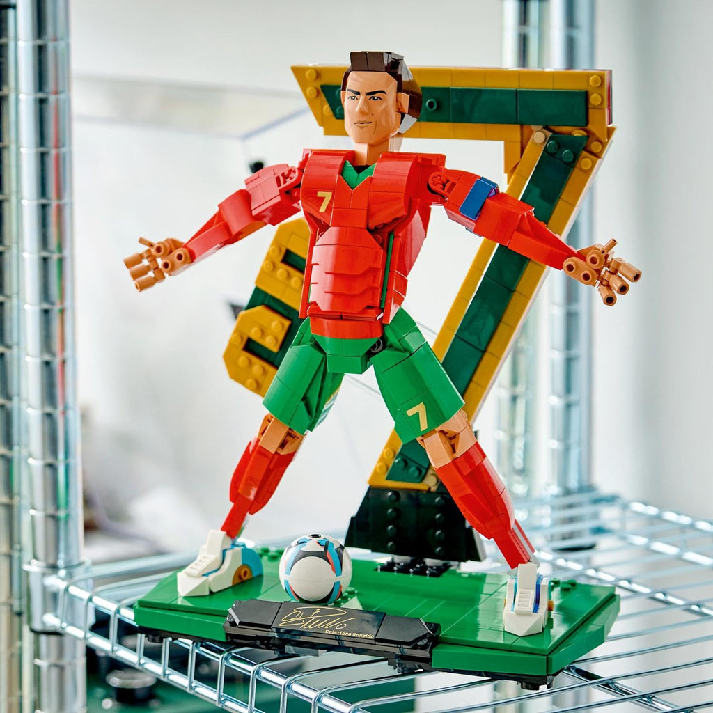 LEGO Editions Lionel Messi - Fußballlegende Spielzeug - 3D Figuren Modellbau - DIY Kinderzimmer Deko - Geschenk für Jungen, Mädchen ab 12 Jahren und Erwachsene Sportfans - 43015