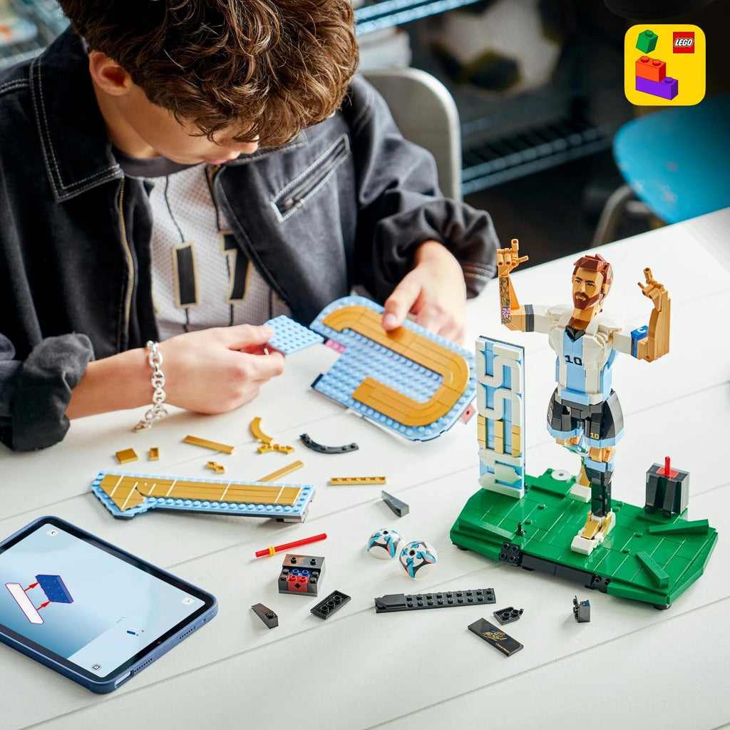 LEGO Editions Lionel Messi - Fußballlegende Spielzeug - 3D Figuren Modellbau - DIY Kinderzimmer Deko - Geschenk für Jungen, Mädchen ab 12 Jahren und Erwachsene Sportfans - 43015
