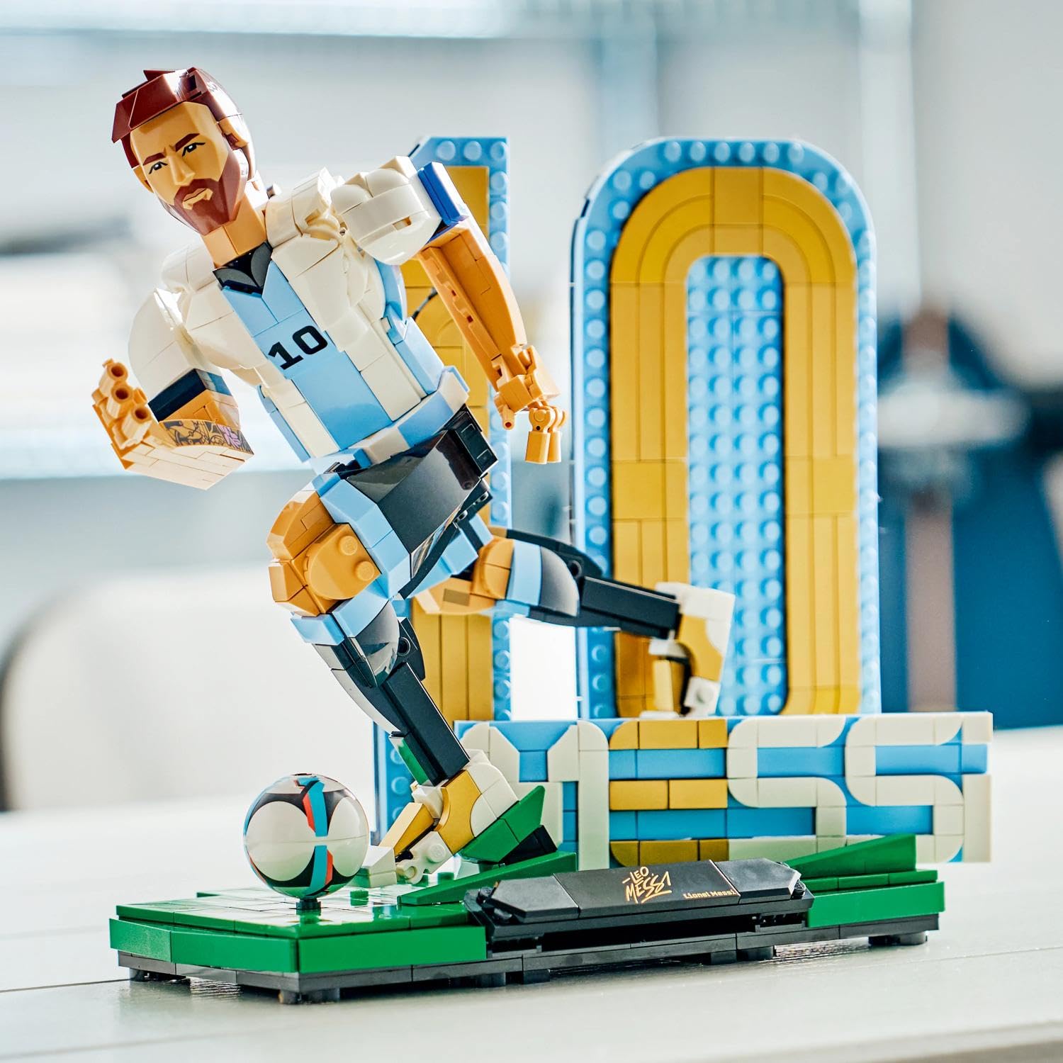 LEGO Editions Lionel Messi - Fußballlegende Spielzeug - 3D Figuren Modellbau - DIY Kinderzimmer Deko - Geschenk für Jungen, Mädchen ab 12 Jahren und Erwachsene Sportfans - 43015