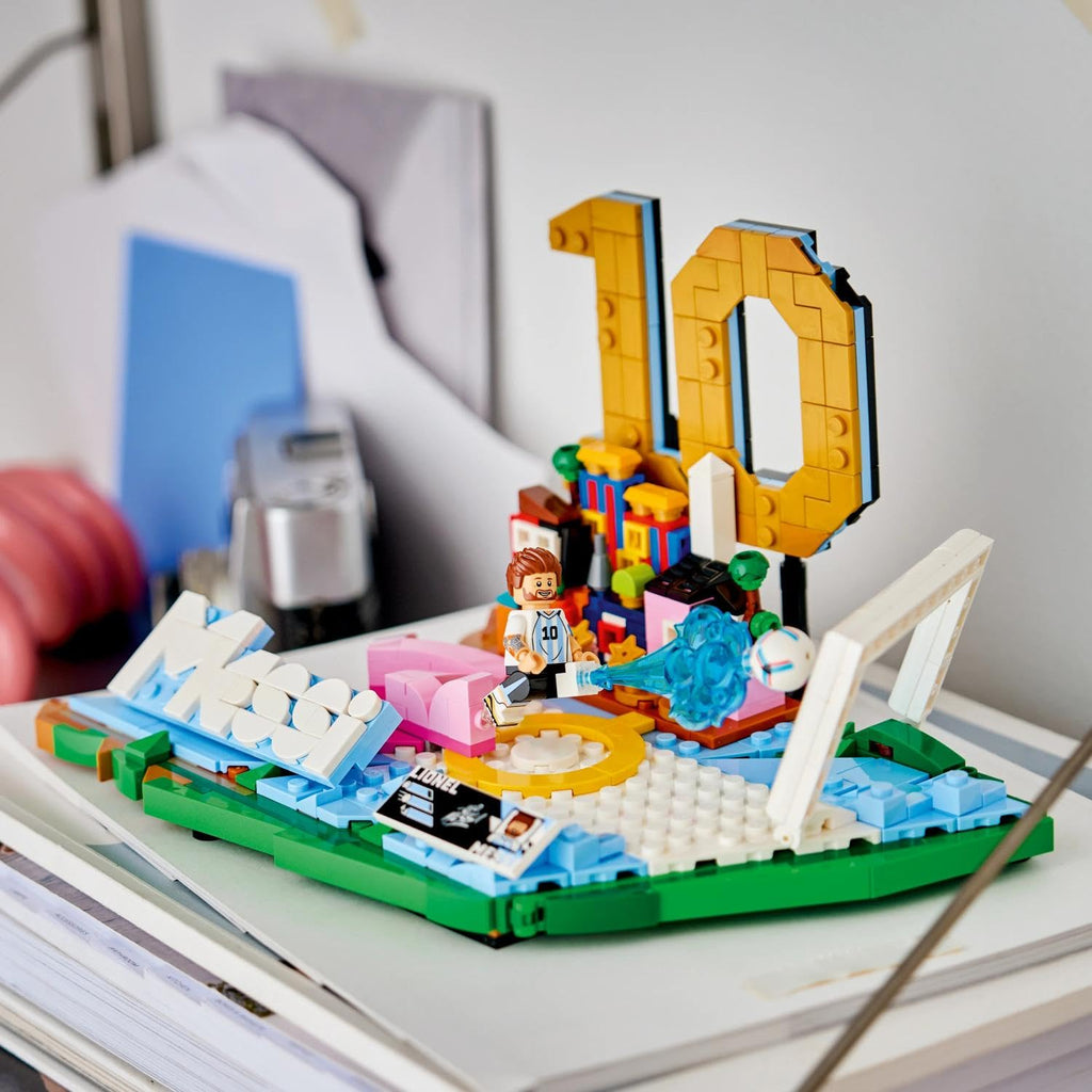 LEGO Editions Cristiano Ronaldo - Fußball-Highlights Spielzeug - 3D Modellbau mit Minifigur zum Sammeln - Kinderzimmer Deko - Geschenk für Jungen, Mädchen ab 10 Jahren und erwachsene Sportfans - 43012