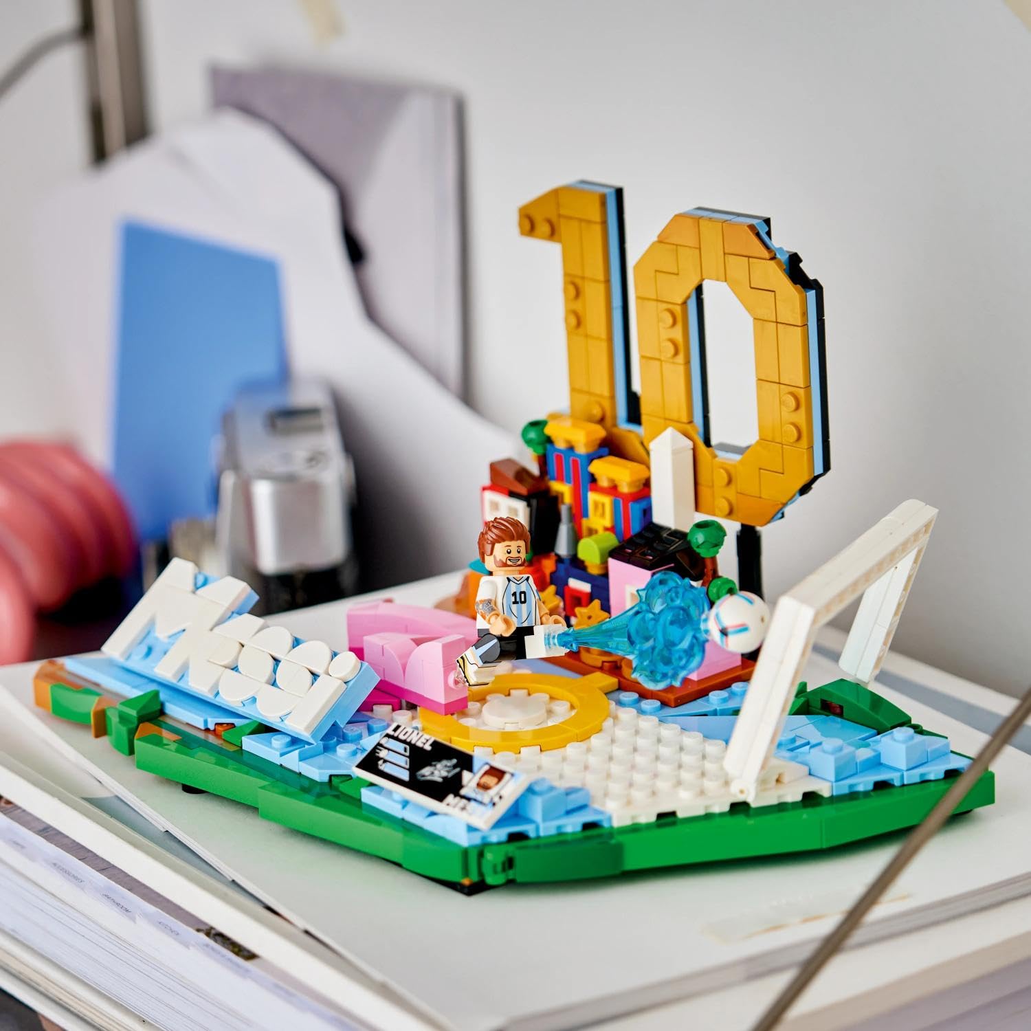 LEGO Editions Cristiano Ronaldo - Fußball-Highlights Spielzeug - 3D Modellbau mit Minifigur zum Sammeln - Kinderzimmer Deko - Geschenk für Jungen, Mädchen ab 10 Jahren und erwachsene Sportfans - 43012