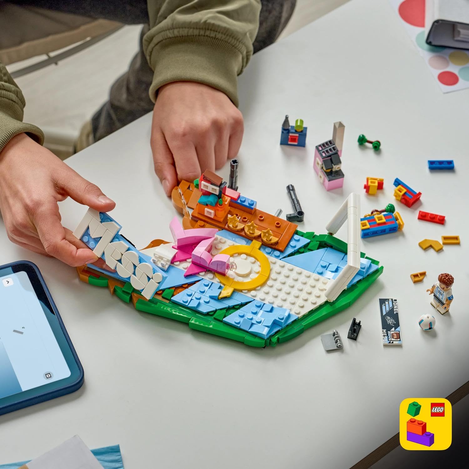 LEGO Editions Cristiano Ronaldo - Fußball-Highlights Spielzeug - 3D Modellbau mit Minifigur zum Sammeln - Kinderzimmer Deko - Geschenk für Jungen, Mädchen ab 10 Jahren und erwachsene Sportfans - 43012