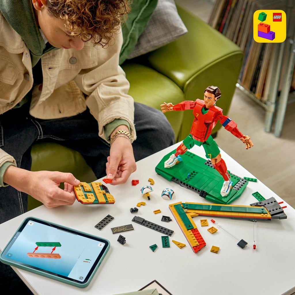 LEGO Editions Lionel Messi - Fußballlegende Spielzeug - 3D Figuren Modellbau - DIY Kinderzimmer Deko - Geschenk für Jungen, Mädchen ab 12 Jahren und Erwachsene Sportfans - 43015
