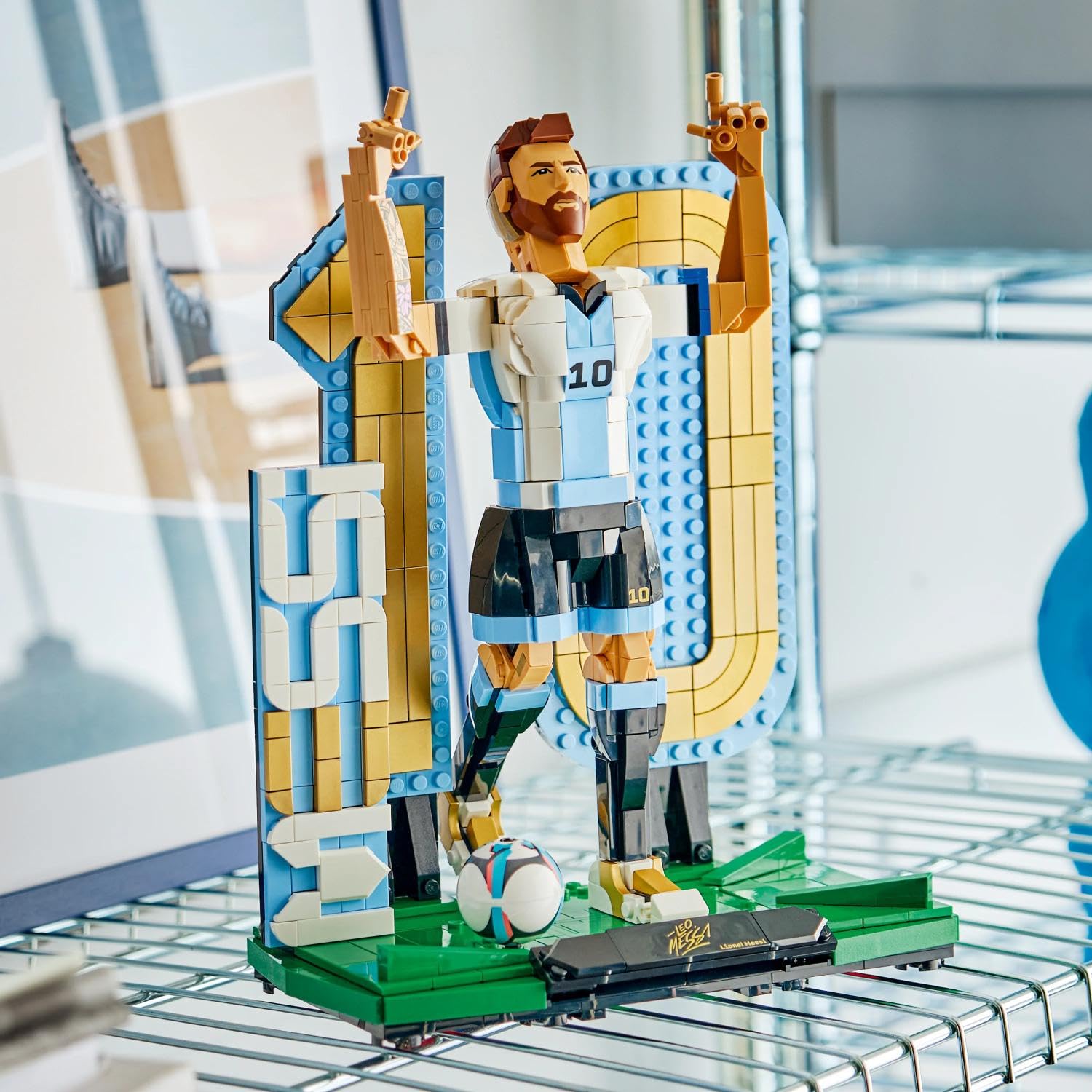 LEGO Editions Lionel Messi - Fußballlegende Spielzeug - 3D Figuren Modellbau - DIY Kinderzimmer Deko - Geschenk für Jungen, Mädchen ab 12 Jahren und Erwachsene Sportfans - 43015