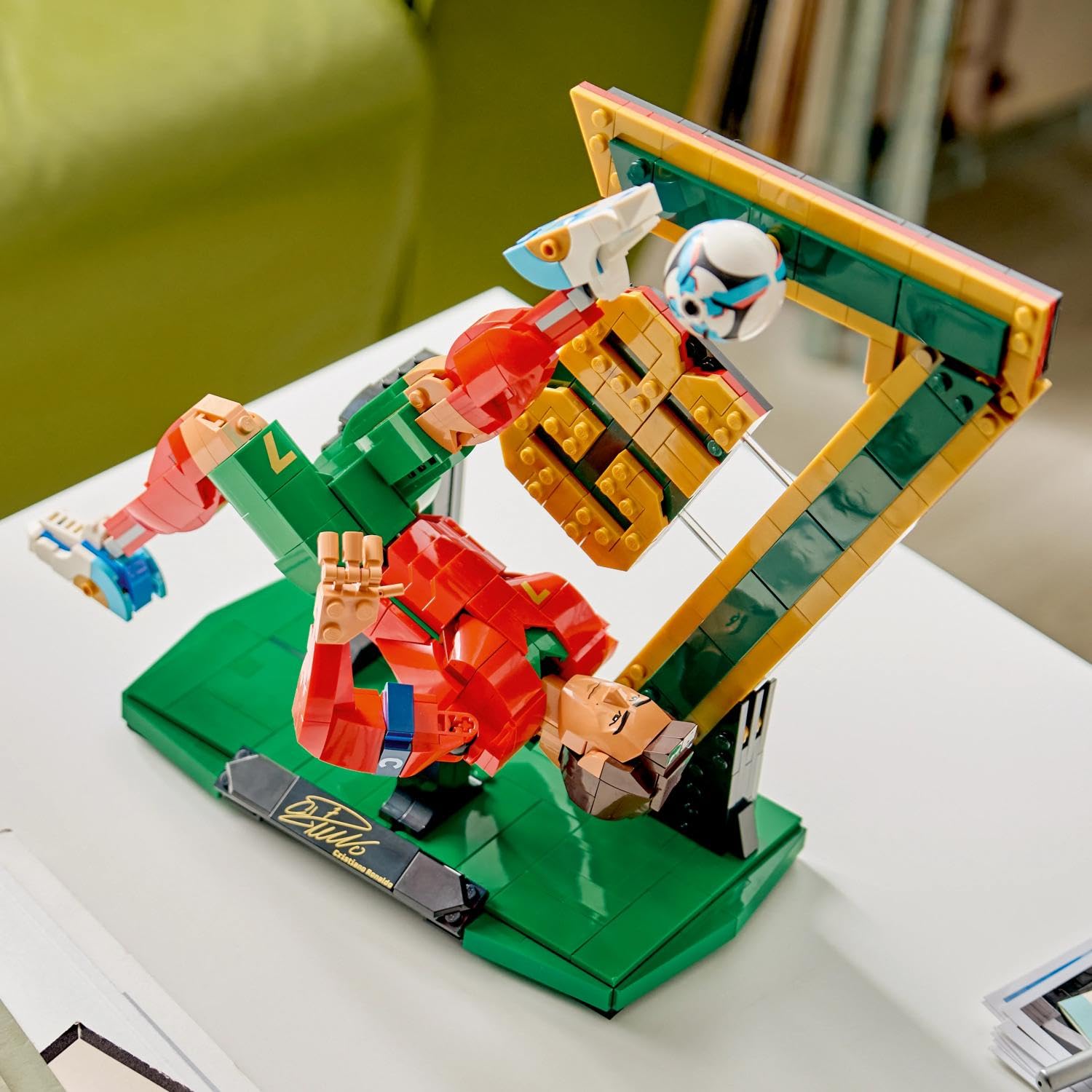 LEGO Editions Lionel Messi - Fußballlegende Spielzeug - 3D Figuren Modellbau - DIY Kinderzimmer Deko - Geschenk für Jungen, Mädchen ab 12 Jahren und Erwachsene Sportfans - 43015