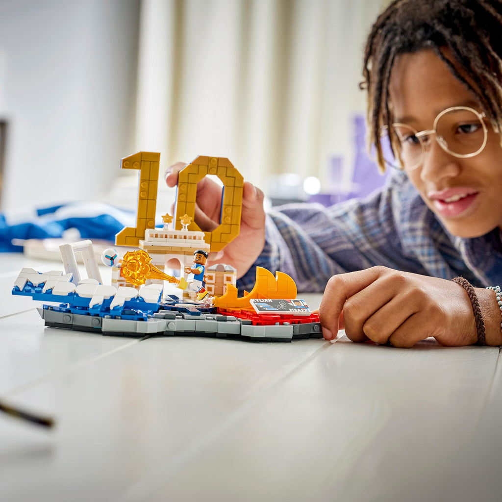 LEGO Editions Cristiano Ronaldo - Fußball-Highlights Spielzeug - 3D Modellbau mit Minifigur zum Sammeln - Kinderzimmer Deko - Geschenk für Jungen, Mädchen ab 10 Jahren und erwachsene Sportfans - 43012