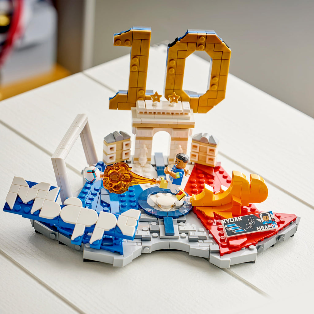 LEGO Editions Cristiano Ronaldo - Fußball-Highlights Spielzeug - 3D Modellbau mit Minifigur zum Sammeln - Kinderzimmer Deko - Geschenk für Jungen, Mädchen ab 10 Jahren und erwachsene Sportfans - 43012