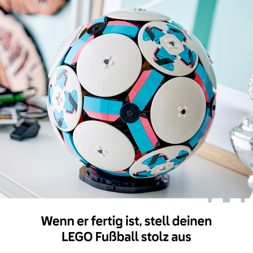 LEGO Editions Sports Offizieller Pokal der FIFA Fußball-Weltmeisterschaft - 3D DIY Modell mit sammelbarer Minifigur - Fußball Geschenk für Jungen & Mädchen ab 12 Jahren und Erwachsene Fans - 43020