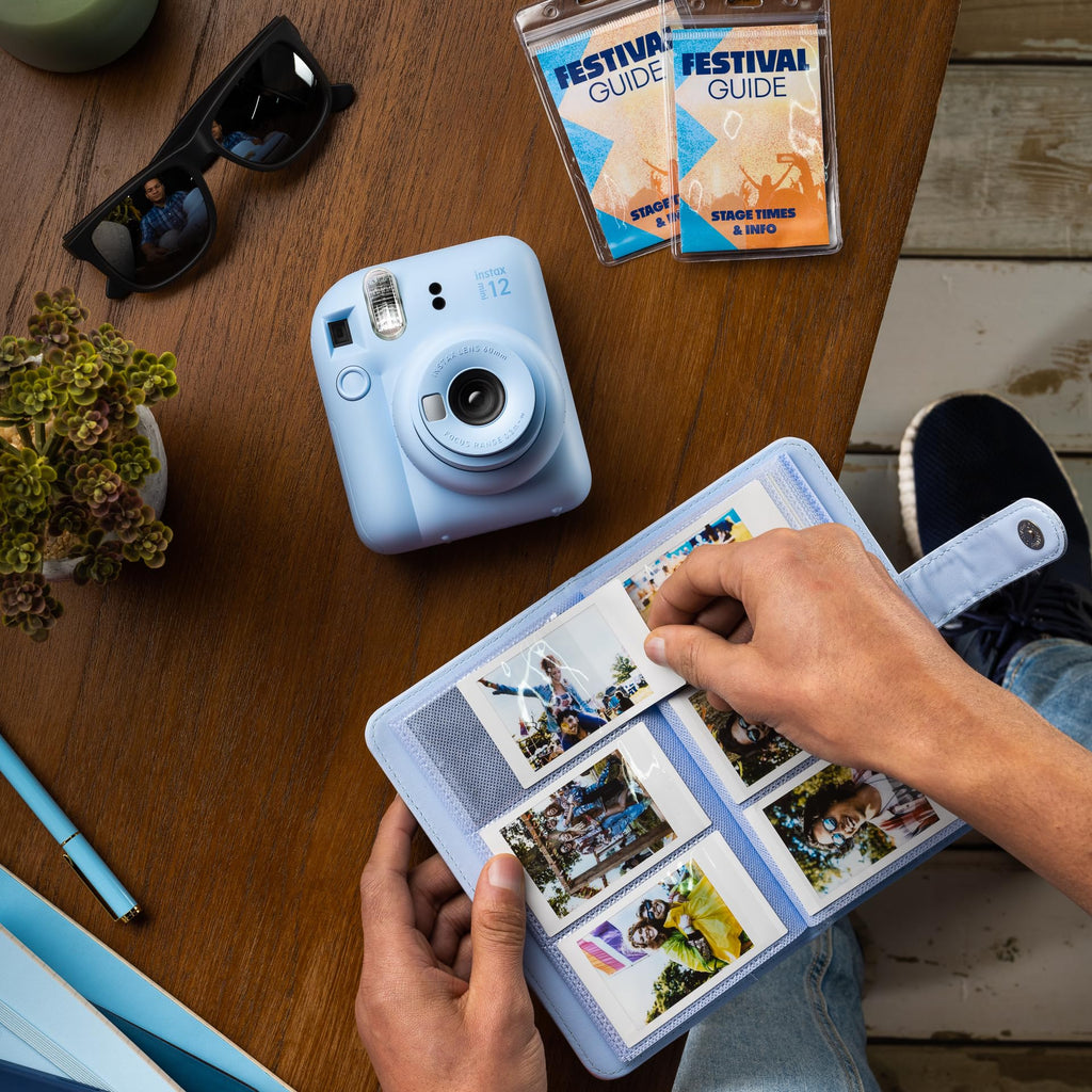 FUJIFILM instax mini 12™ Sofortbildkamera für Erwachsene | Kamera mit Sofortdruck für farbige Erinnerungen zum Anfassen – Selfiespiegel, Nahaufnahmemodus & automatische Belichtung | Pastel Blue